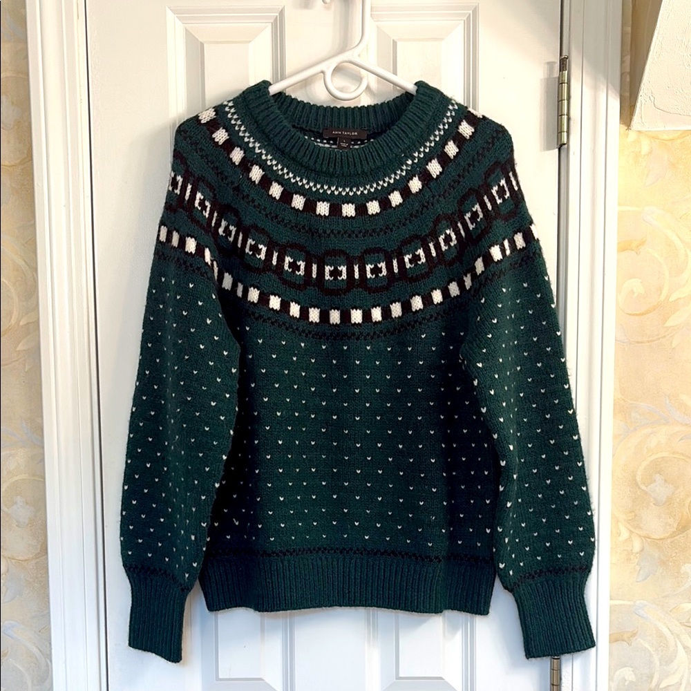 Ann Taylor Classic Cozy Green & White Patterned Ski Influenced Sweater. NWT